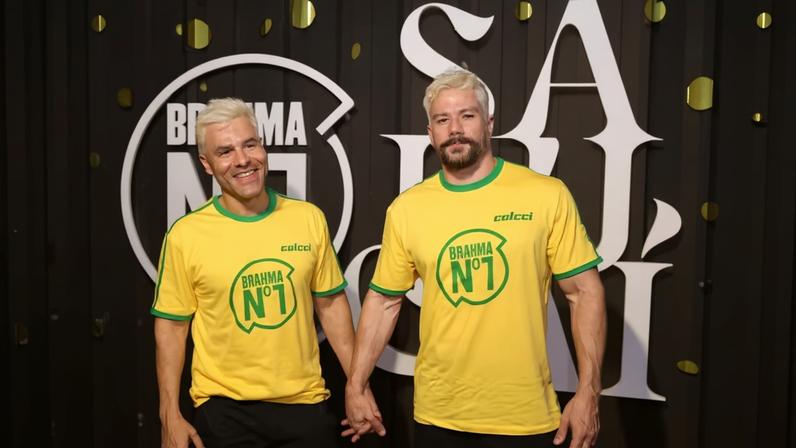Rodrigo Sant'Anna e marido desfilam looks combinados na folia carioca