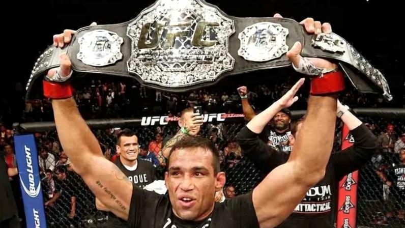 Fabrício Werdum com cinturão do UFC (Foto: Reprodução/UFC)