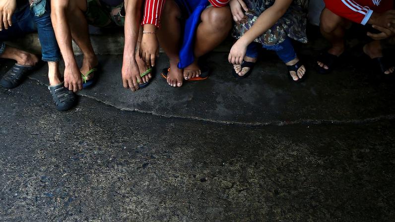 Migrant workers are detained by a military personnel during a crack down on illegal migrant workers at a market in Bangkok, Thailand, September 27, 2016. Picture taken September 27, 2016. REUTERS/Athit Perawongmetha - S1BEUEAHDCAA