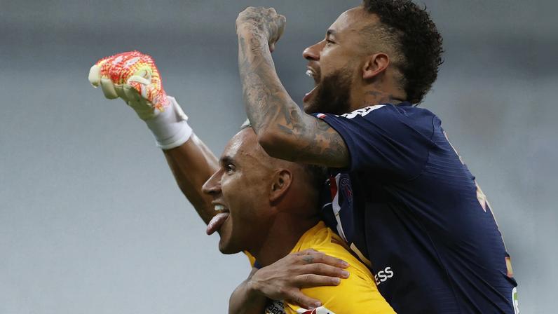 Neymar e Keylor Navas comemoram título do PSG na Copa da Liga Francesa — Foto: REUTERS/Christian Hartmann