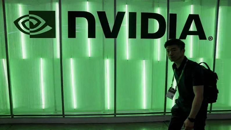 Pessoa passa por painel com logomarca da Nvidia na Computex em Taiwan em junho de 2024 — Foto: Ann Wang/Reuters