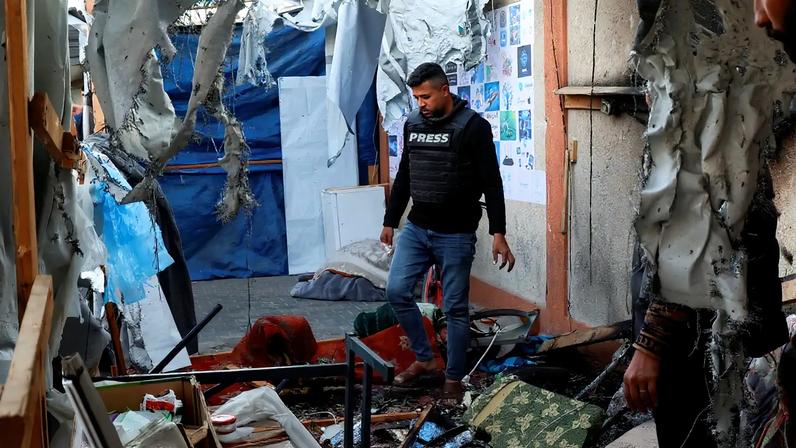 Barraca que abrigava jornalistas é alvo de ataque israelense em Khan Younis, sul de Gaza 7/4/2025 REUTERS/Hatem Khaled