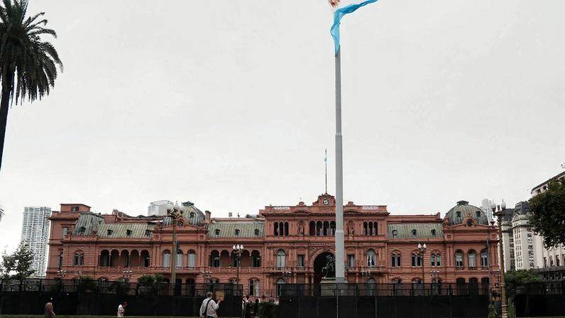 Advogado afirma que reforma de Milei aumenta lucro e afeta trabalhadores