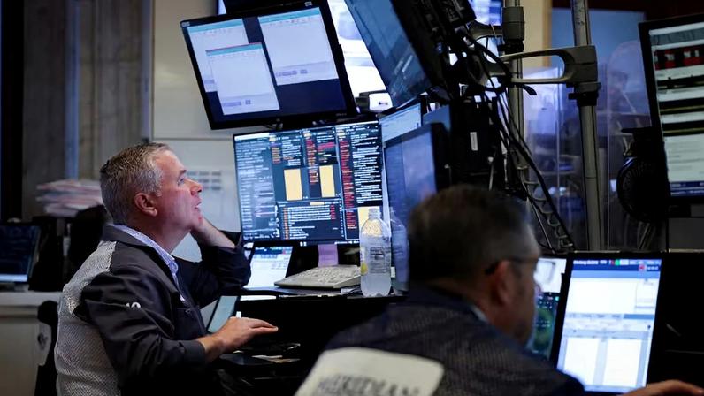 Um homem trabalha no pregão da Bolsa de Valores de Nova York (NYSE), nos Estados Unidos. — Foto: Jeenah Moon/Reuters