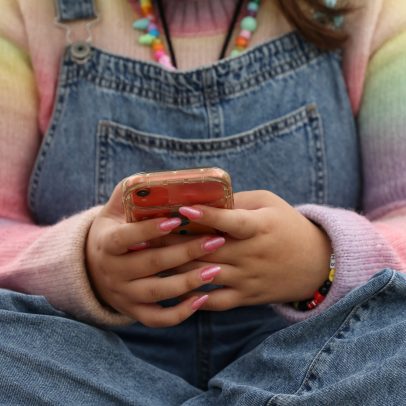 Países avançam na regulação do acesso de crianças às redes sociais