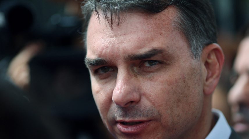 Senador Flavio Bolsonaro após visitar o pai preso na Superintendência da PF em Brasília, em 9 de dezembro de 2025 — Foto: Reuters/Adriano Machado