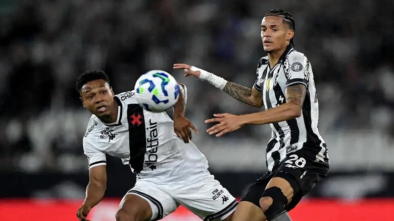 Matheus França e Newton disputam a bola em Vasco x Botafogo (Foto: Thiago Ribeiro/Agif/Gazeta Press)