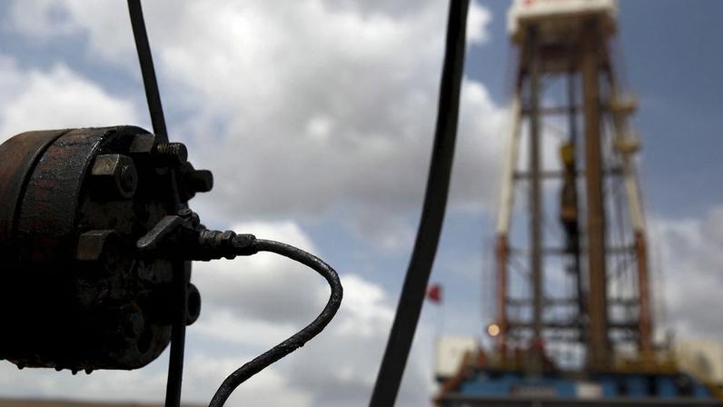 Petróleo na Venezuela FILE PHOTO: Crude oil drips from a valve at an oil well operated by Venezuela's state oil company PDVSA, in the oil rich Orinoco belt, near Morichal at the state of Monagas April 16, 2015. Picture taken on April 16, 2015. REUTERS/Carlos Garcia Rawlins/File Photo