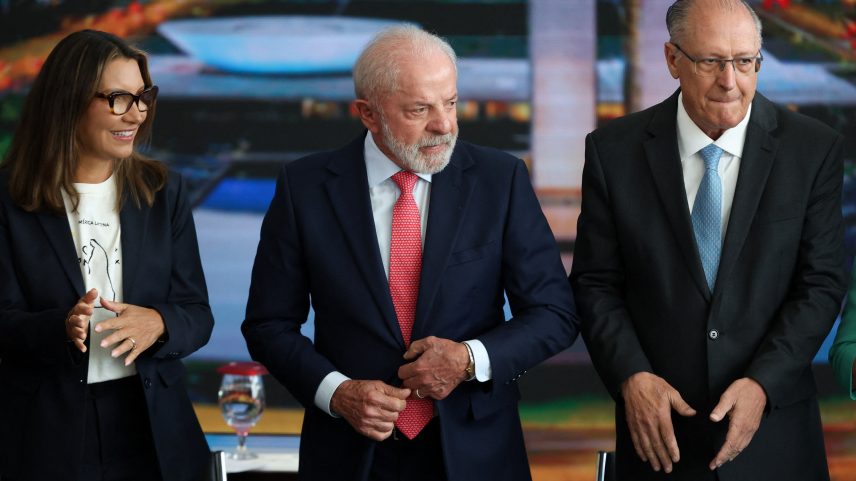 Janja, Lula e Geraldo Alckmin no evento de defesa da democracia nos 3 anos dos atos golpistas de 8 de janeiro — Foto: Jorge Silva/Reuters