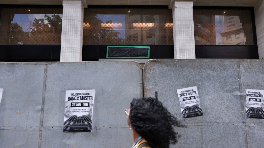Foto de 23 de janeiro de 2026 mostra que a sede do Banco Master, no Itaim Bibi, na Zona Sul de São Paulo, foi cercada por tapumes e o logo da instituição financeira foi coberto — Foto: Amanda Perobelli/Reuters