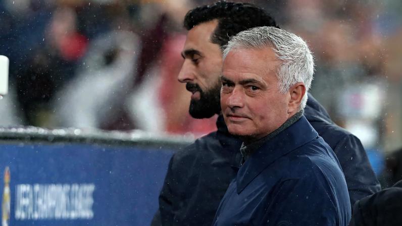 Mourinho e Arbeloa antes da vitória do Benfica sobre o Real Madrid na fase de liga da Champions — Foto: REUTERS/Pedro Rocha
