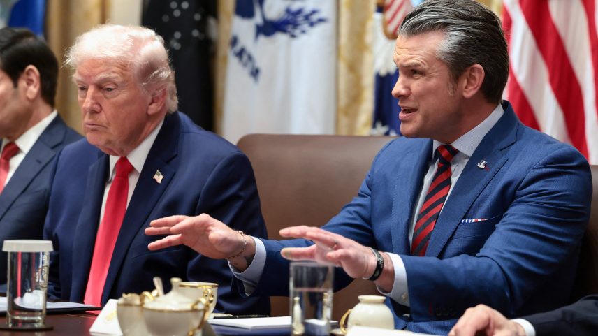 O secretário de Defesa dos EUA, Pete Hegseth, discursa ao lado do presidente Donald Trump durante uma reunião de gabinete na Casa Branca, em 29 de janeiro de 2026 — Foto: REUTERS/Evelyn Hockstein