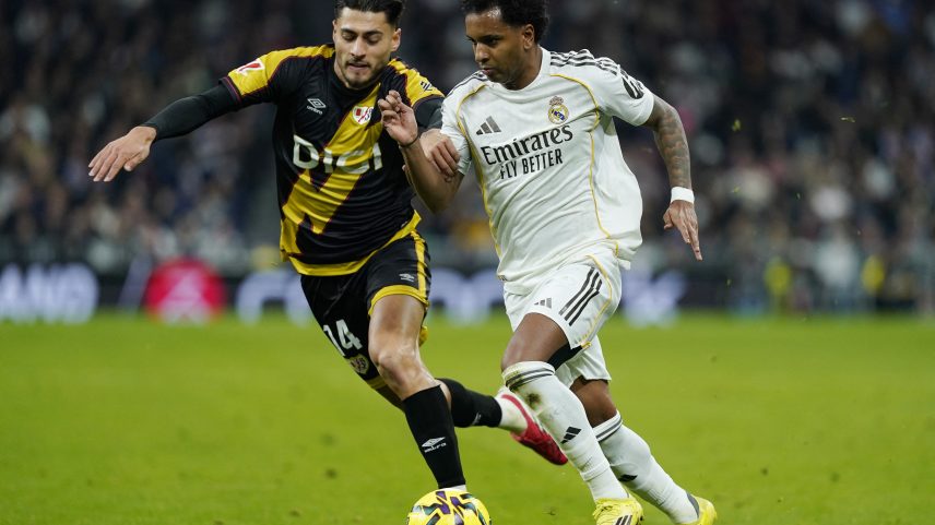 Rodrygo em ação pelo Real Madrid contra o Rayo Vallecano, no último domingo — Foto: REUTERS/Ana Beltran
