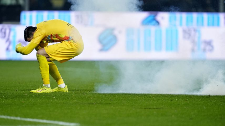 Emil Audero é atingido por rojão durante Cremonese x Inter de Milão na Serie A — Foto: REUTERS/Matteo Ciambelli