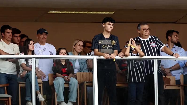 Ministros Alexandre de Moraes e Flávio Dino assistem a partida entre Flamengo e Corinthians válida pela Supercopa Rei do Brasil, realizada na tarde deste domingo (1º), no estádio Mané Garrincha, em Brasília. — Foto: Adriano Machado/Reuters
