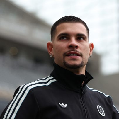 Bruno Guimarães volta ao Brasil para tratar lesão grau 3 na coxa