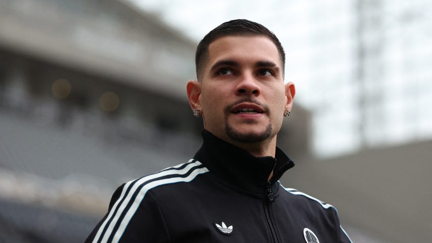 Bruno Guimarães pode ficar fora dos gramados por dois meses — Foto: Reuters