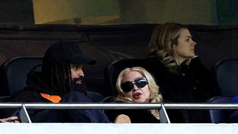 Madonna viaja de carro de aplicativo para ver filhas no Tottenham Sub-13