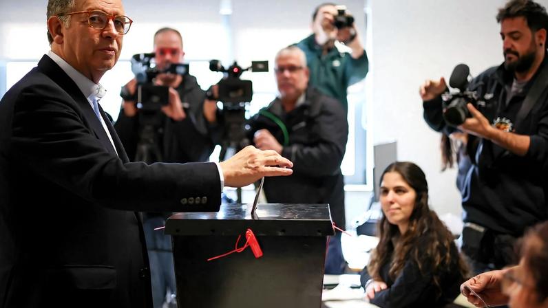 Socialista moderado António José Seguro deposita seu voto na urna, em Caldas da Rainha 08/02/2026 REUTERS/Pedro Nunes