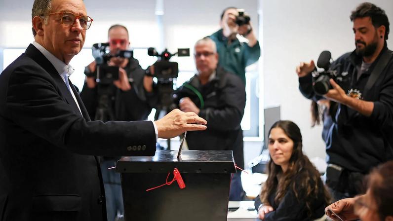 Socialista moderado António José Seguro deposita seu voto na urna, em Caldas da Rainha 08/02/2026 REUTERS/Pedro Nunes