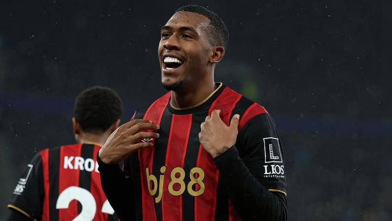 Técnico do Bournemouth elogia Rayan: não é alguém afetado pela pressão