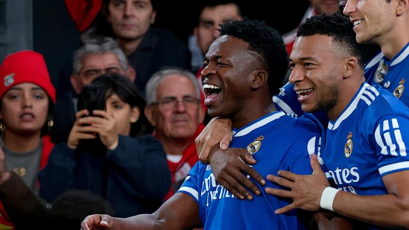 Vini jr e Mbappé comemoram em Benfica x Real Madrid — Foto: REUTERS