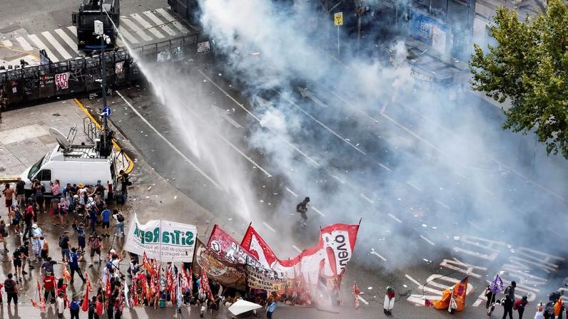 Argentina aprova reforma trabalhista permite jornada de 12h e restringe greves