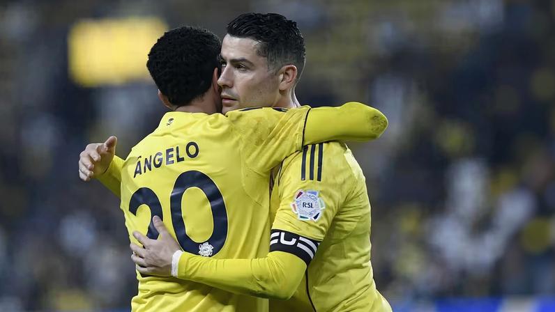 Cristiano Ronaldo e Ângelo comemoram um dos gols da vitória do Al-Nassr sobre o Al-Hazem — Foto: Reuters