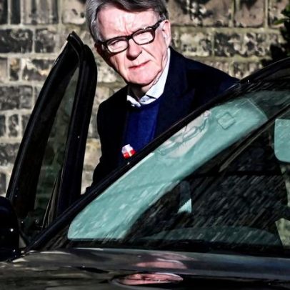 Ex-embaixador britânico é preso por revelações sobre Epstein