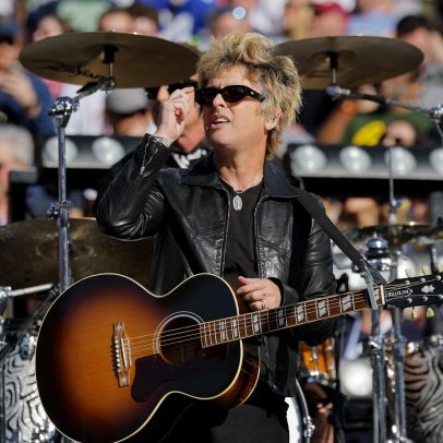 Green Day evita declaração política na abertura do Super Bowl 2026