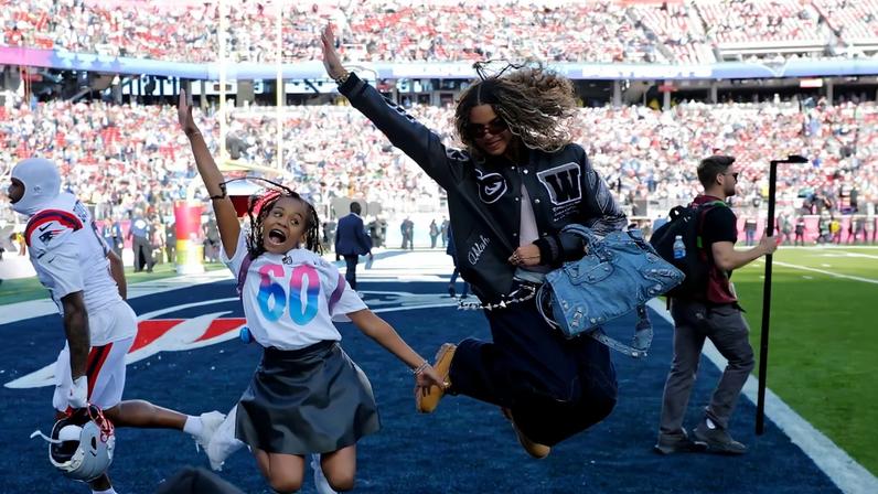 Blue Ivy e Rumi, filhas de Beyoncé e Jay-Z, no Super Bowl 2026