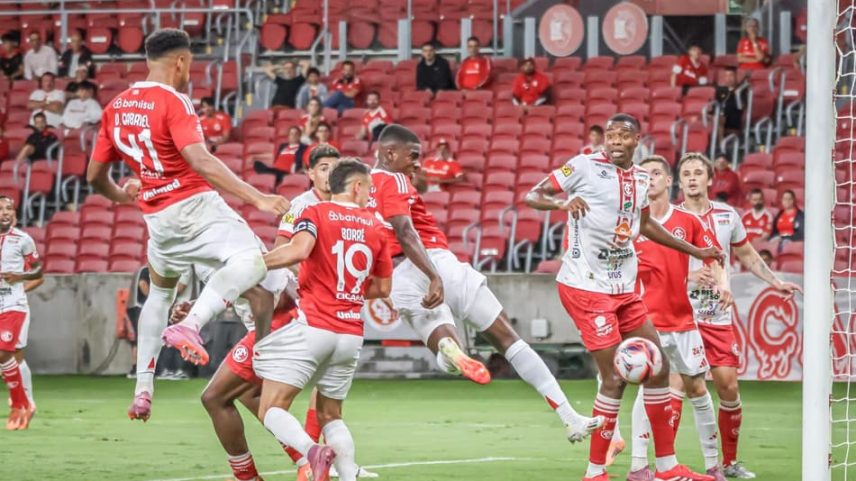 Félix Torres (C) cabeceia para marcar gol para o Internacional (Foto: Elton Silveira/W9 PRESS/Gazeta Press)