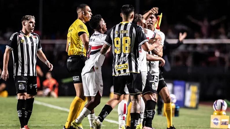 Confusão durante clássico entre o São Paulo e o Santos, no Morumbis. (Foto: Guilherme Veiga/PXIMAGES)
