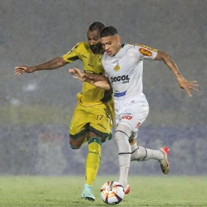 Jogo entre líder do Paulistão e Mirassol é interrompido por chuva forte