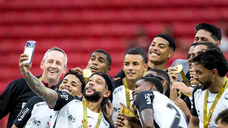 A comemoração dos jogadores do Corinthians. (Foto: Diogo Neves De Carvalho/W9 PRESS/Gazeta Press)