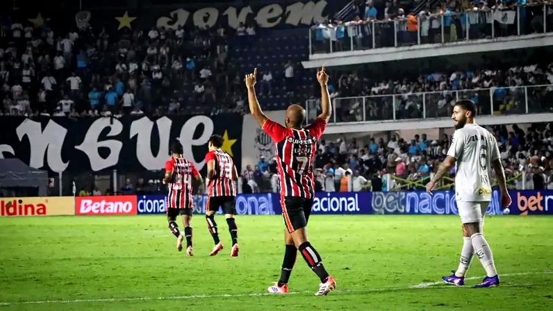 Lucas comemora gol de Calleri pelo São Paulo no clássico contra o Santos. (Foto: Giuliano Rodrigues/Pera Photo Press)