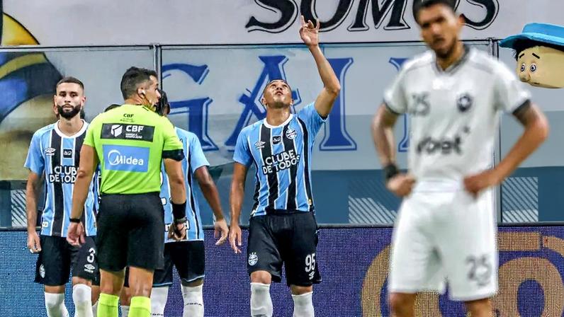 Carlos Vinícius comandou a vitória do Grêmio sobre o Botafogo (Foto: Maxi Franzoi/AGIF/GazetaPress)