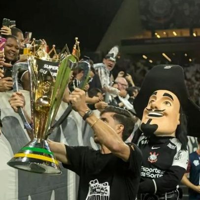 Corinthians provoca Flamengo ao exibir taça da Supercopa Rei: Aquele abraço