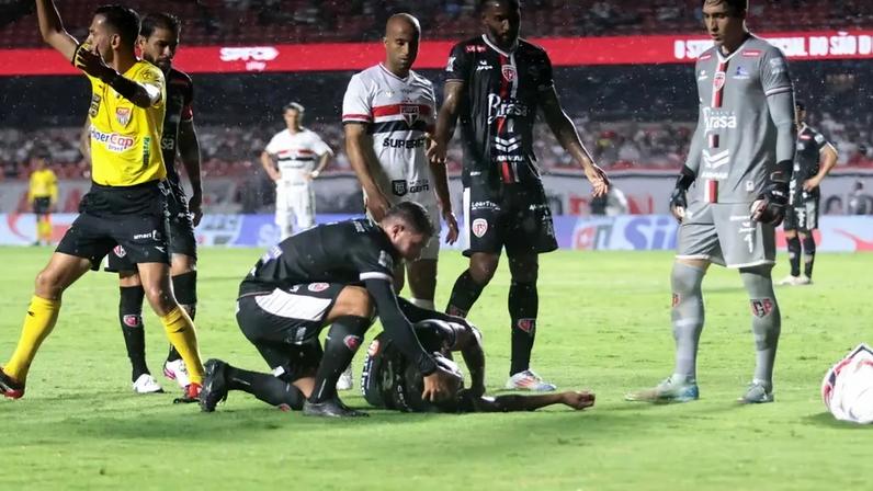 Jogador deixou o gramado de ambulância (Foto: Gessica Pacheco/Pera Photo Press/Gazeta Press)