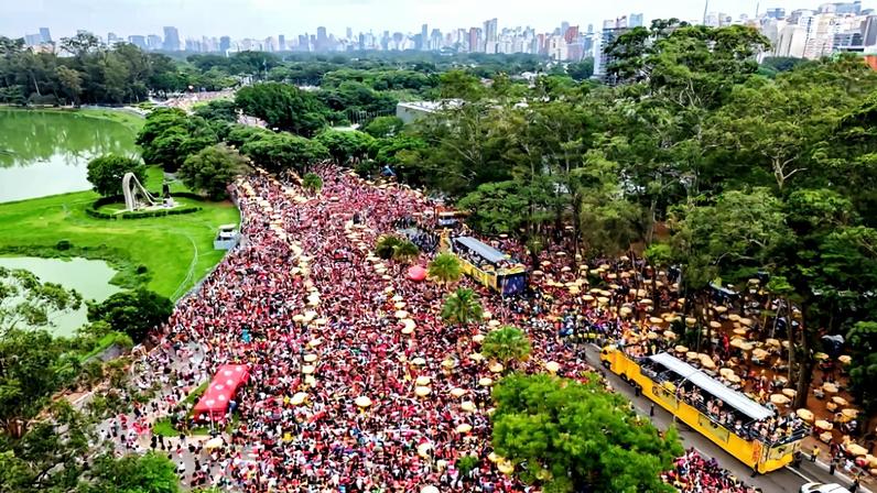 Bloco de Ivete Sangalo na região do Parque Ibirapuera, em São Paulo, arrastou cerca de 1,2 milhão de pessoas, segundo a prefeitura da capital paulista – foto: Sergio Barzaghi/Secom Prefeitura de São Paulo