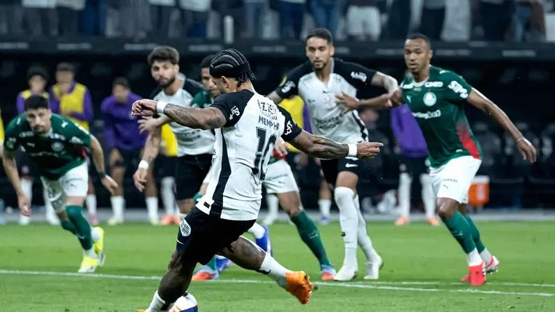 Depay em cobrança de pênalti (Foto: Léo Barrilari/GazetaPress.)