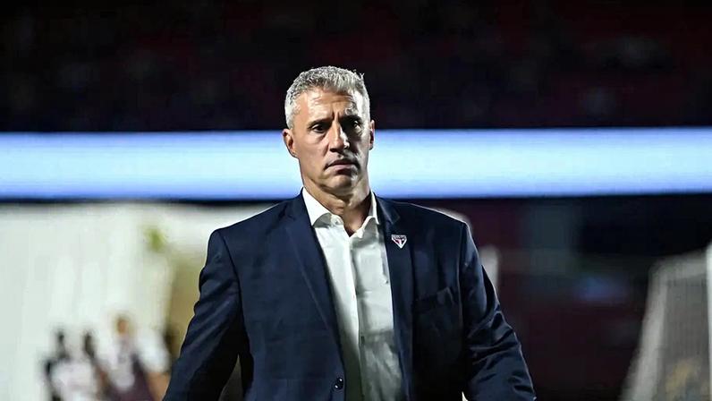 Crespo celebra triunfo do São Paulo e fala sobre reforços