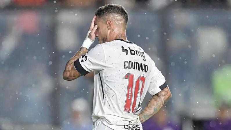 Coutinho e Diniz recebem protestos da torcida após derrota do Vasco