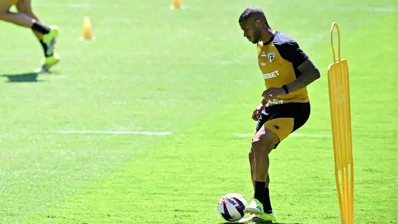 André Silva aqueceu com o elenco (Foto: Eduardo Carmim/Photo Premium/Gazeta Press)