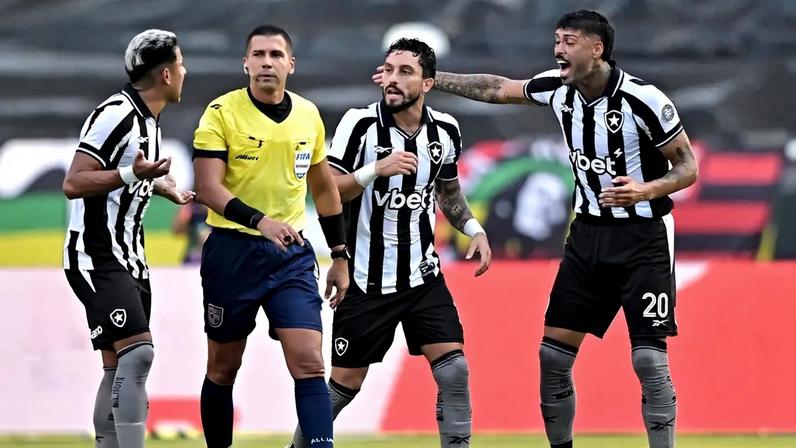 Jogadores do Botafogo reclamam com árbitro, no duelo contra o Flamengo, no Campeonato Carioca Foto: André Fabiano/Código 19/Gazeta Press