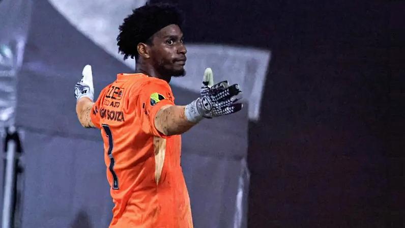 Portuguesa busca identificar torcedores que injuriaram Hugo Souza racialmente