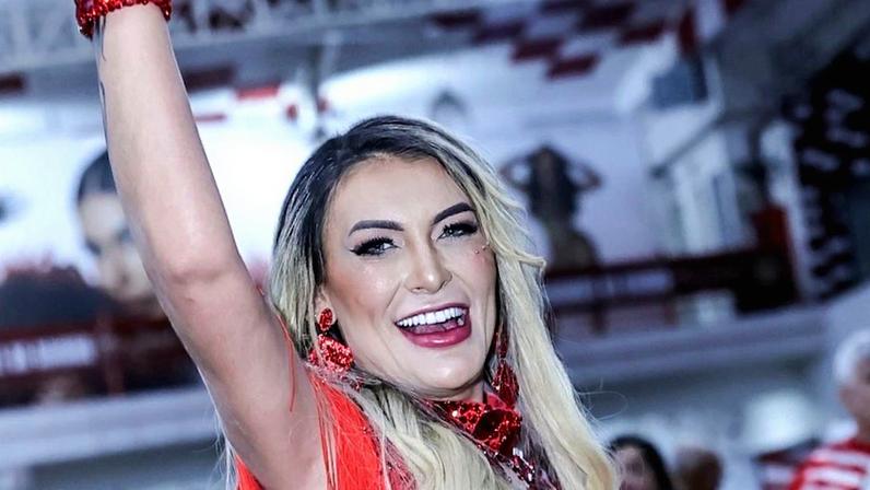 Carnaval 2026: roupa de Andressa Urach pesa 4 kg e tem 300 mil cristais