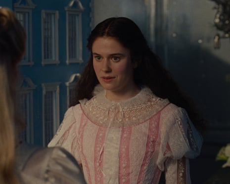 Emerald Fennell é criticada pelo tratamento de Isabella Linton