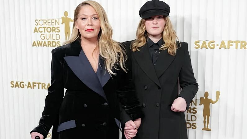 Christina Applegate permanece acamada por esclerose múltipla