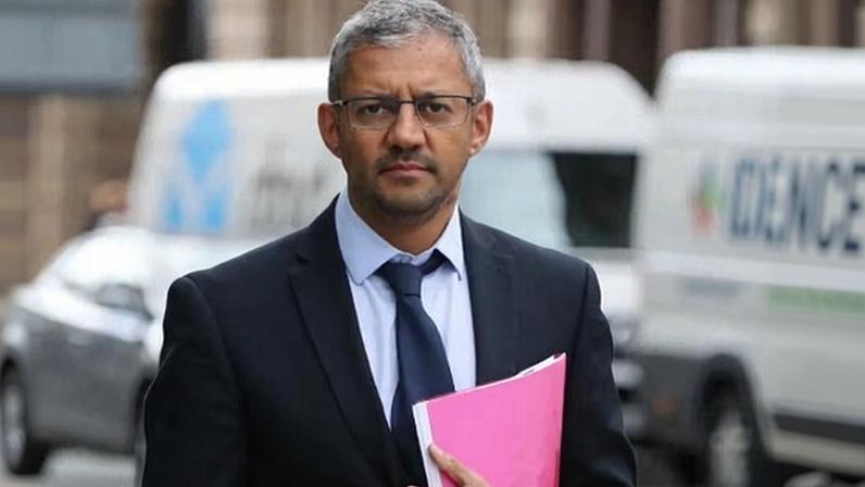 Médico do NHS banido por circuncisão mal feita, ainda realizava a cirurgia